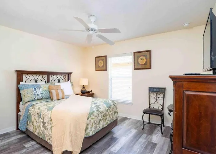 5 Bedroom, 7 Bed , 3 Bathroom Midterm Rental Home With Pool And Game Room, Near Disney