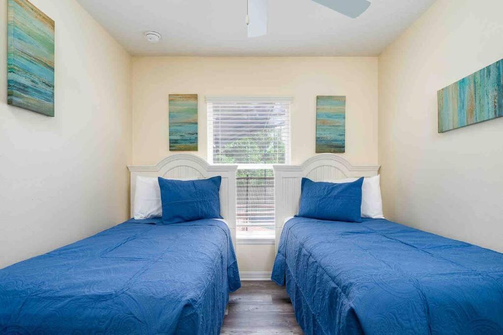 5 Bedroom, 7 Bed , 3 Bathroom Midterm With Pool And Game Room, Near